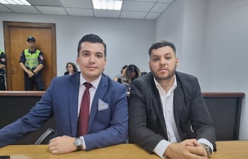 OG Selu y su abogado durante la audiencia de sentencia en el caso en el que fue condenado por trata de personas.