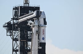 Un cohete Falcon 9 de SpaceX con la cápsula Crew Dragon Endeavour está en la plataforma de lanzamiento 39A, en el Centro Espacial Kennedy de la NASA, en Florida, en la víspera de la misión Crew-11, el 30 de julio de 2025.