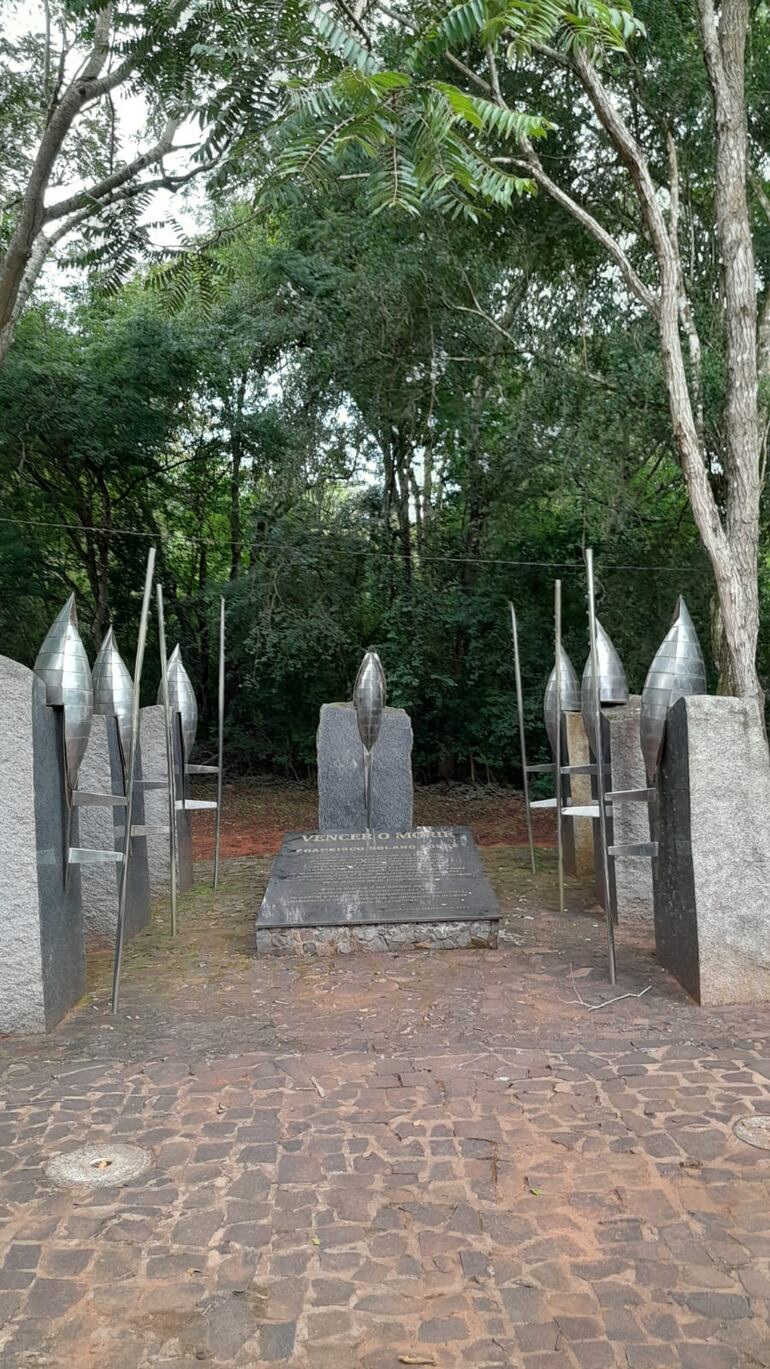 La tumba del Mariscal López y un memorial dedicado a los héroes que lo acompañaron.