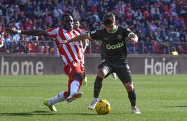 ALMERIA 14/01/2024. El jugador del Girona F.C. Pablo Torre disputa un balon con el jugador de la UD.. Almería Dion Lopy durante el partido celebrado esta tarde en Power Horse Stadium de Almería. EFE/Carlos Barba