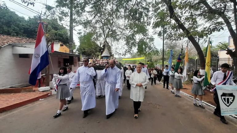 Los pobladores participaron de la tradicional procesión por las inmediaciones del templo, en una jornada marcada por la fe y la devoción.