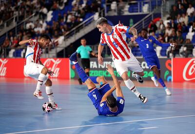 Damian Mareco y Pedro Pascottini se esmeran por recuperar el balón, en el juego que perdió Paraguay 2-1 contra Francia.