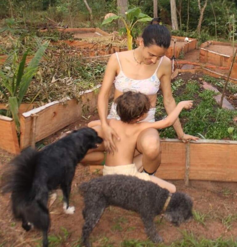 Vida cotidiana de Fiorella junto a su pequeño Elio en San Bernardino.