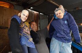 FOTODELDÍA AME7570. ASUNCIÓN (PARAGUAY), 21/06/2025.- Un vendedor del Mercado Municipal No. 4 sostiene dos muñecos Judas Kái con los rostros del presidente de Paraguay, Santiago Peña (d) y del presidente del congreso de Paraguay, Basilio Núñez, este sábado en Asunción (Paraguay). Muñecos caracterizados como políticos son los candidatos preferidos en Paraguay para convertirse en los 'Judas kái' (el Judas que se quema, en guaraní) que serán arrojados a una hoguera durante la festividad de San Juan, una de las más concurridas y tradicionales del país. EFE/ Juan Pablo Pino