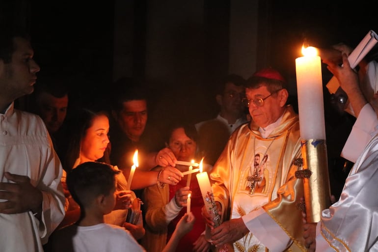 Monseñor Valenzuela enciende el cirio. Esta ceremonia se revivirá el Sábado Santo.
