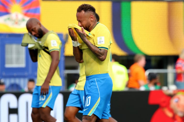 Neymar (c) de Brasil llora este domingo, al final de un partido por los octavos de final del Mundial de la FIFA 2026 entre Brasil y Noruega en el estadio MetLife en Nueva Jersey (Estados Unidos).
