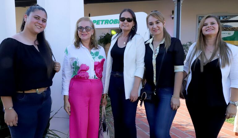Paola Mendoza, Sandra Melida, Carmen González, María Gloria Britos y Angie Cáceres
