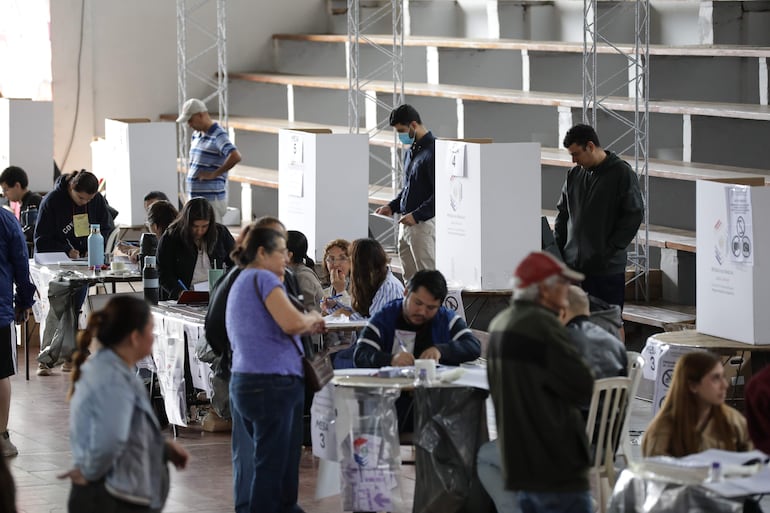 Votantes asisten a un punto de votación este domingo, durante las elecciones municipales en Asunción.
