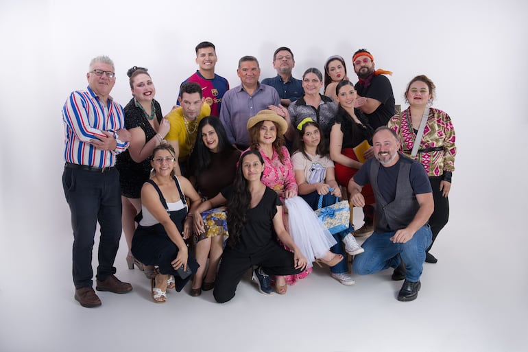 El elenco de la obra junto al director y el equipo de producción de La Parada Teatro.