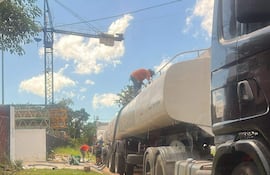 Intervención a empresa privada por manipulación clandestina de materiales nocivos en un camión cisterna.