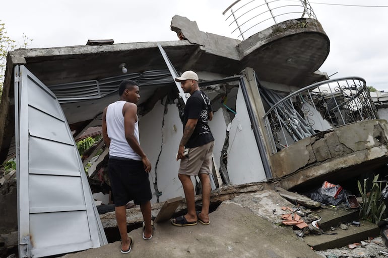 FOTODELDÍA AME9113. QUIBDÓ (COLOMBIA), 14/08/2026.- Personas afectadas por el terremoto de magnitud 7,4 del pasado lunes, observan los escombros de una edificación este viernes en Quibdó (Colombia). EFE/ Mauricio Dueñas Castañeda