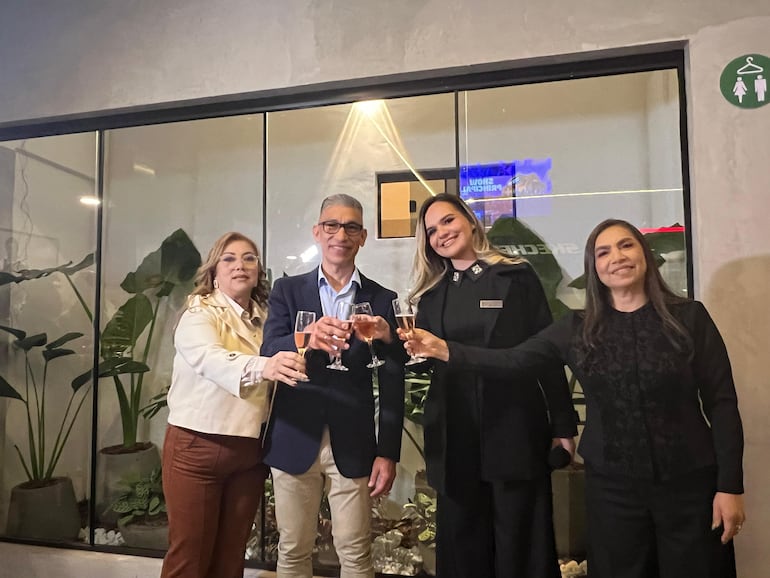 El acto inaugural estuvo encabezado por el presidente de Comfort Sport, Evelio René Giménez González, acompañado por la vicepresidenta, María Carolina Giménez González; la directora, Carmen López Argüello; y la gerente comercial, Luján Melgarejo.