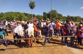 Los pobladores de Luz Bella y Maracaná realizaron una manifestación frente al campamento de la empresa constructora antes de la reunión con los representes de la firma contratista y el MOPC.