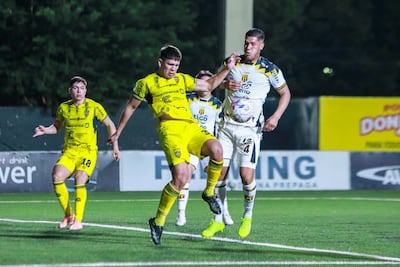 El zaguero de Recoleta FC, Lucas Monzón anticipa la intención del defensor de Guaraní, Sebastián Zaracho, en el encuentro disputado en el estadio Ricardo Grégor.