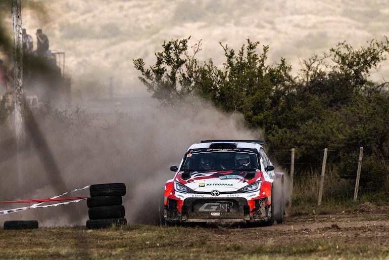 Alejandro Galanti y Marcelo Toyotoshi son los segundos mejores paraguayos en Argentina luego de la etapa 1. Foto: Toyota Gazoo Racing Paraguay.