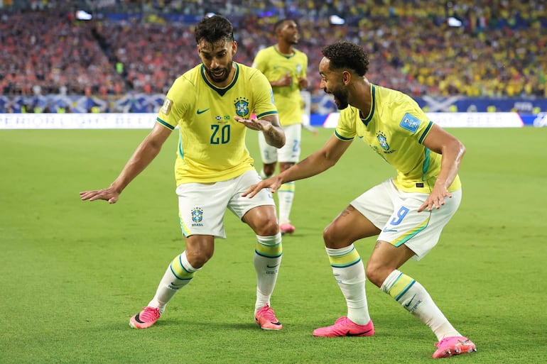 El delantero de Brasil, Matheus Cunha, celebra con su compañero, el mediocampista Lucas Paquetá, tras anotar el tercer gol de su equipo durante el partido de fútbol del Grupo C de la Copa Mundial 2026 entre Escocia y Brasil en el Miami Stadium en Miami Gardens.
