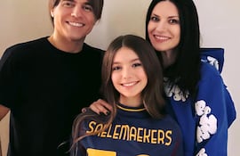Laura Pausini y Paolo Carta con la cumpleañera Paola.