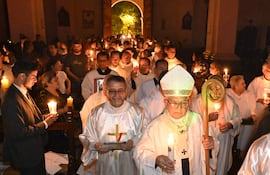 El cardenal Adalberto Martínez inicia la procesión luego de la bendición del fuego y de la luz para el inicio de la Vigilia Pascual.