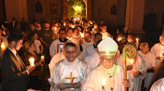 El cardenal Adalberto Martínez inicia la procesión luego de la bendición del fuego y de la luz para el inicio de la Vigilia Pascual.