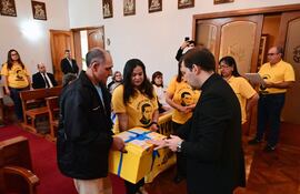 El nuncio apostólico Vincenzo Turturro recibió las cajas con documentos referidos al padre Julio César Duarte Ortellado, entregados por feligreses de Caazapá y Piribebuy.