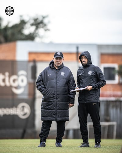 Éver Hugo Almeida (77 años), el entrenador, junto a Carlos Humberto Paredes.