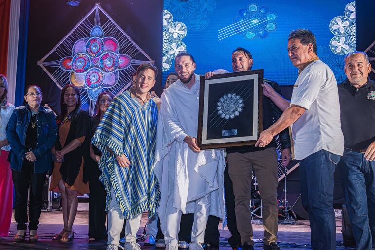 El grupo Néstor Ló y los Caminantes recibiendo el "Ñandutí de Plata" de la 46 edición del festival.