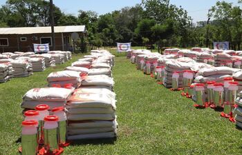 Las organizaciones de productores recibieron una importante cantidad de insumos, maquinarias agrícolas y productos avícolas