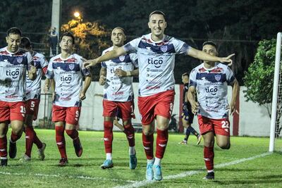 Santiago Ariel López Stockel celebra con los brazos abiertos uno de sus dos goles de anoche. (Foto: APF)