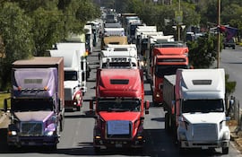 Caravana de transportistas para exigir el levante de los bloqueos de carreteras, en Cochabamba (Bolivia).