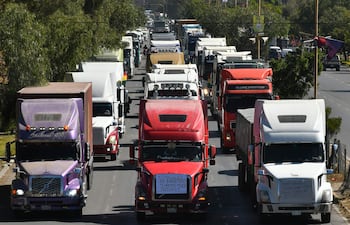 Caravana de transportistas para exigir el levante de los bloqueos de carreteras, en Cochabamba (Bolivia).
