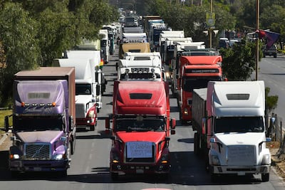 Fotografía que muestra vehículos en una caravana de transportistas para exigir el levante de los bloqueos de carreteras este lunes, en Cochabamba (Bolivia).