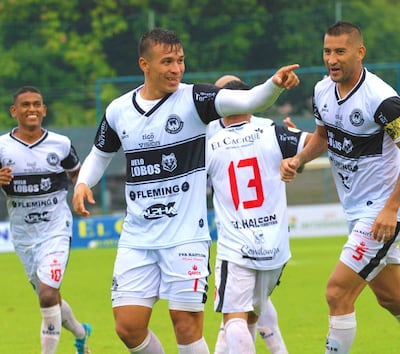 Walter Pacheco, festejando un gol para el 24 de Setiembre con Silvio Borjas y el colombiano Jean Carlos Mora.