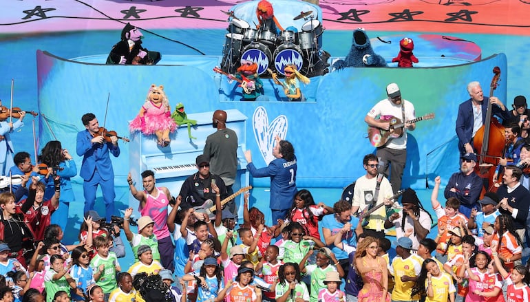 Todos los artistas reunidos para el final de la ceremonia de medio tiempo del Mundial 2026.