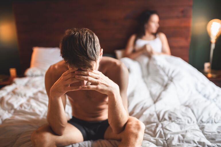 Pareja en la cama.