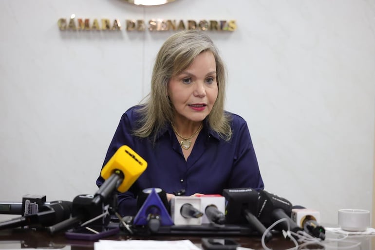 Lilian Samaniego, senadora colorada, en conferencia de prensa. Foto: Prensa Senado.