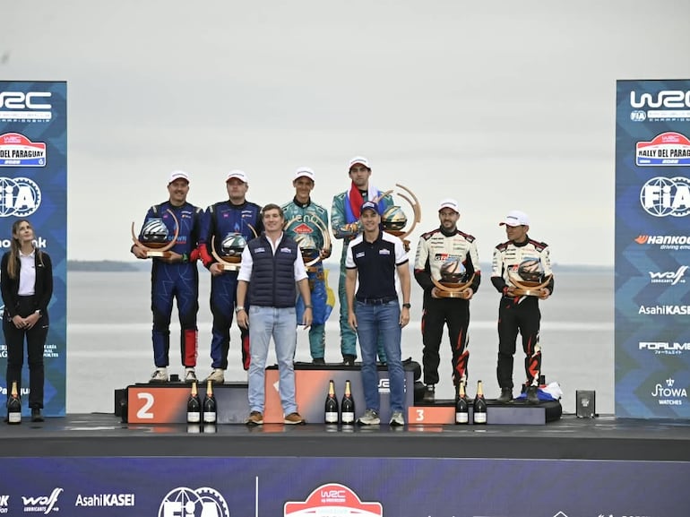 El podio de la WRC2 del Rally del Paraguay 2026 en la Costanera de Encarnación.