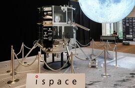 Los modelos del módulo de aterrizaje lunar Resilience (izq.) y el rover lunar Tenacious (der.) operados por la empresa privada japonesa ispace en exhibición.