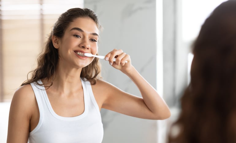 Cepillarse los dientes.