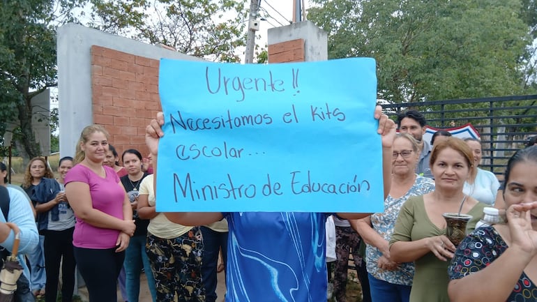 Durante la manifestación exhibieron carteles. En esta imagen se puede ver un pedido al ministro de Educación.