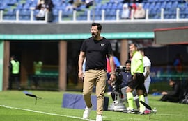 El entrenador de Olimpia, Pablo "Vitamina" Sánchez observando el encuentro de su equipo ante Sportivo Trinidense.