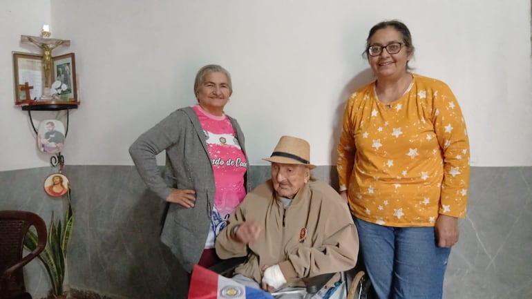 Ada Victoria González, y María Estela González, ayudan en el cuidado a Don Canuto González.
