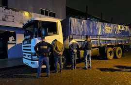 Los dos detenidos junto al vehículo de gran porte en el que estaban llevando la droga.
