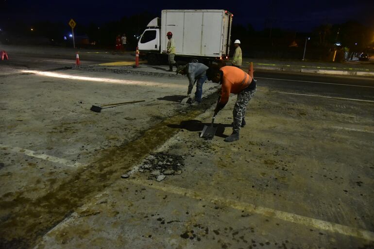 Operarios trabajaban intensamente en la eliminación de la "lomada", en la zona del puente "Héroes del Chaco", en horas de la noche de este miércoles 14 de febrero.
