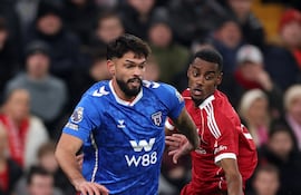 El zaguero paraguayo, Omar Alderete promueve la salida ante la presión del delantero sueco de Liverpool, Alexander Isak.