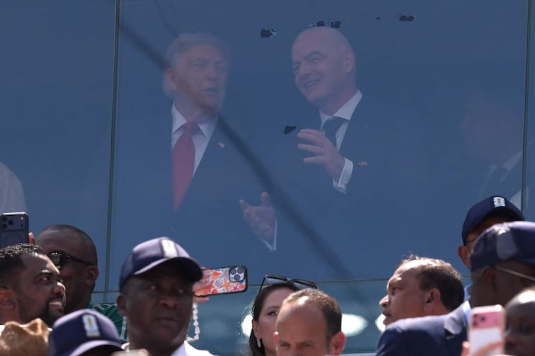 El presidente de EE.UU, Donald Trump (i) habla con el presidente de la FIFA, Gianni Infantino, este domingo en el partido de la final del Mundial de la FIFA 2026 entre España y Argentina en el estadio MetLife en Nueva Jersey.