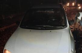 El vehículo involucrado en el accidente es un Chevrolet Corsa de color blanco.