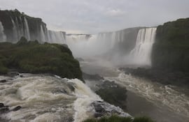 La Garganta del Diablo, un conjunto de saltos de agua que hace parte de las Cataratas de Iguazú, en el Parque Nacional de Iguazú en Foz de Iguazú (Brasil).