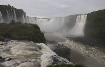 La Garganta del Diablo, un conjunto de saltos de agua que hace parte de las Cataratas de Iguazú, en el Parque Nacional de Iguazú en Foz de Iguazú (Brasil).