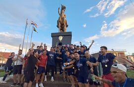 Los campeones frente a la estatua del Mariscal Estigarribia, en Villa Hayes.