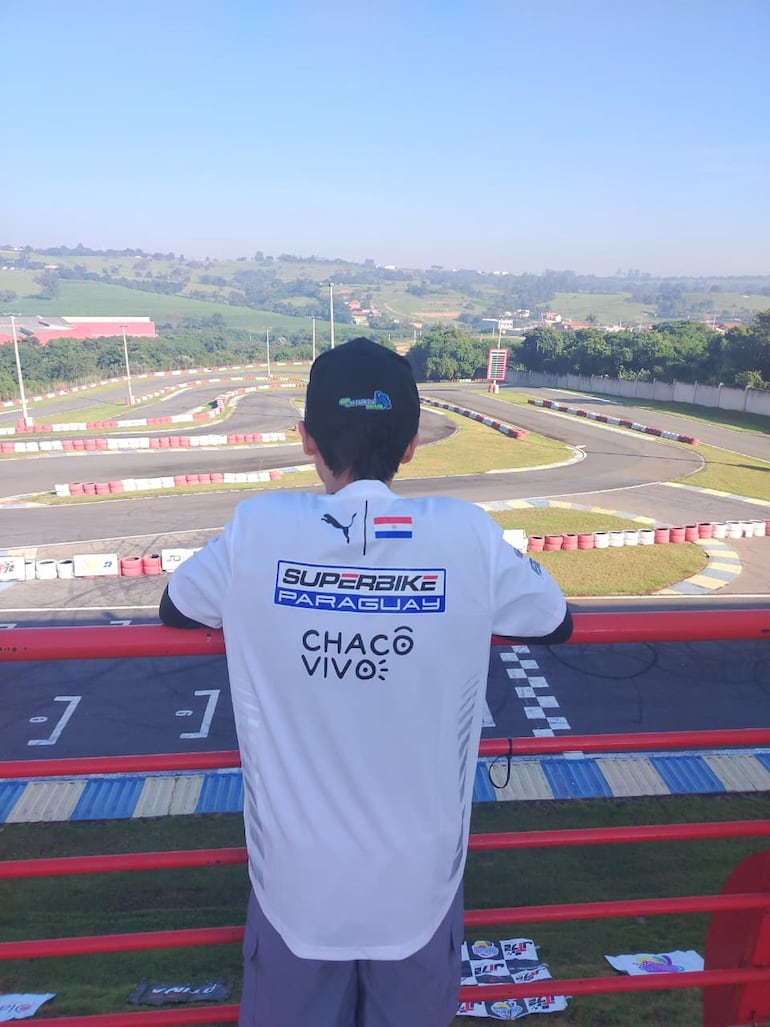 Oliver Cuevas, el piloto más joven del equipo Superbike Paraguay, observa la pista en la que estará compitiendo este fin de semana.